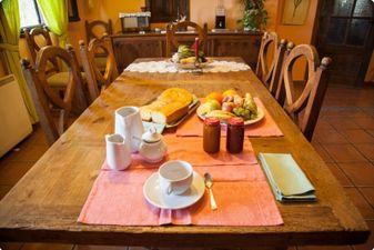 mesa con comida de la casa Ciudad de Verdeoliva