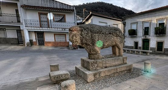 Estatua de un toro en una plaza